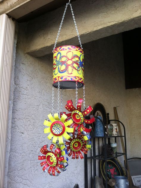 Chimes Diy, Carillons Diy, Tin Can Flowers, Wind Chimes Homemade, Soda Can Crafts, Recycled Tin Cans, Wind Chimes Craft, Tin Can Art, Aluminum Can Crafts