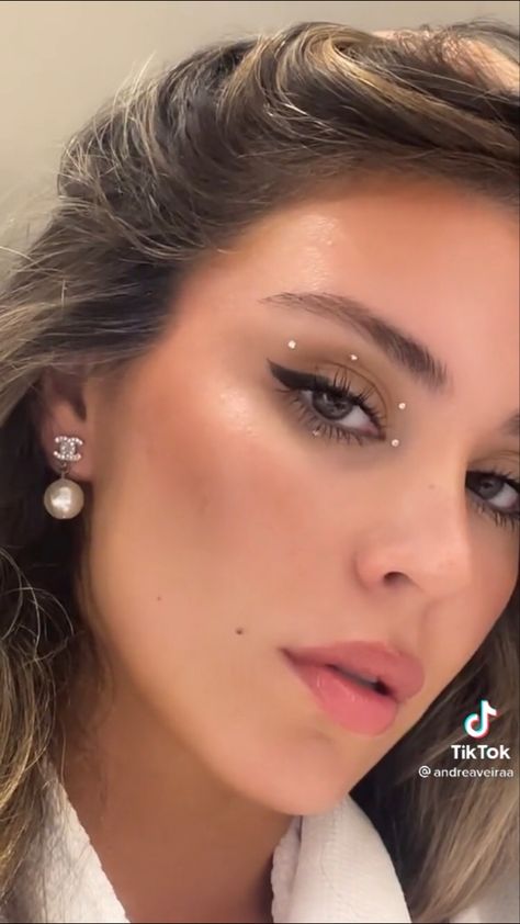 Simple Make Up For Concert, Rhinestones On Face Ideas, Cute Simple Rhinestone Makeup, Jewel Eye Look, Cute Trendy Makeup Looks, Eyeshadow Looks With Diamonds, Cute Rhinestone Makeup, Eye Gem Makeup Looks, Make Up Ideas For Party