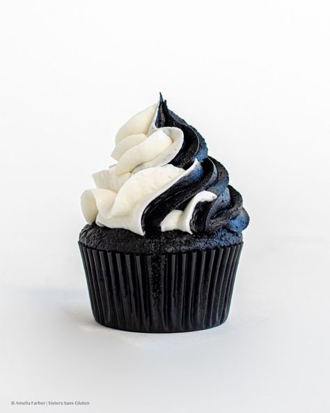 Festa All Black, Wednesday Addams Party Ideas, Wednesday Addams Party, Black And White Cupcakes, Black Dessert, Black Cupcakes, White Desserts, White Buttercream, White Cupcakes