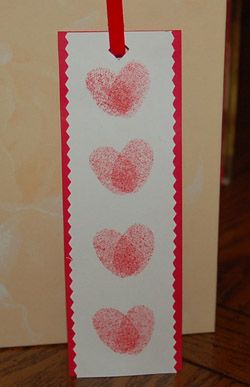 Thumbprint bookmark...a message can be written on the back to make a nice gift. February Crafts, Heart Bookmark, Valentine's Day Crafts For Kids, Preschool Valentines, Valentine Crafts For Kids, Homemade Valentines, Valentines Day Activities, Valentines School, Valentines Party