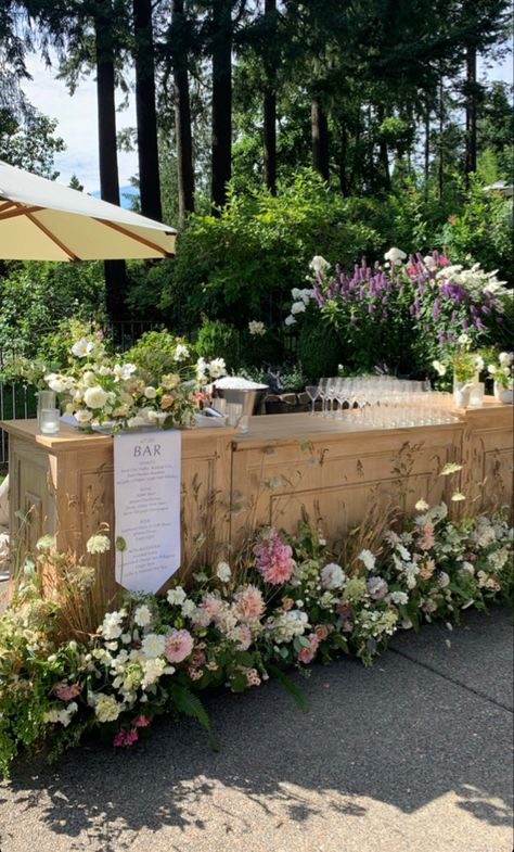 Light Floral Wedding, Wedding Green Accent, Wedding Venues Preppy, Wedding Lots Of Flowers, Garden Wedding Bar Ideas, Hamptons Inspired Wedding, Enchanted Taylor Swift Wedding, Garden Party Cocktail Tables, Chic Garden Party Wedding