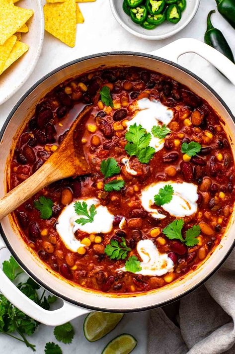 Dutch oven filled with three bean chili, topped with coconut yogurt and fresh cilantro. Dutch Oven Vegetarian Recipes, Vegan Dutch Oven Recipes, Vegetarian Dutch Oven Recipes, Host Christmas, Easy Vegan Chili, Three Bean Chili, Vegan Chilli, Bean Chilli, Veggie Chili