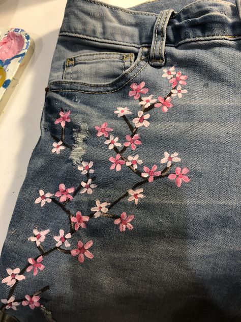 Fabric Painting On Pants, Painting On Jeans Ideas Flowers, Jeans Painting Ideas Aesthetic Easy, Painting Ideas On Clothes Easy, Pants Painting Ideas Aesthetic, Painting On Clothes Ideas Easy, Art On Jeans Pants, Designs To Paint On Jeans, Painting Ideas On Pants