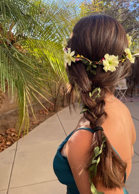 Braid And Flower Crown, French Plait With Flowers, Midsummers Hairstyles, Loose Braid With Flowers, Tropical Hairstyles Braids, Jungle Theme Hairstyle, Flower Crown Festival, Midsommar Hairstyle, Earth Day Hairstyles