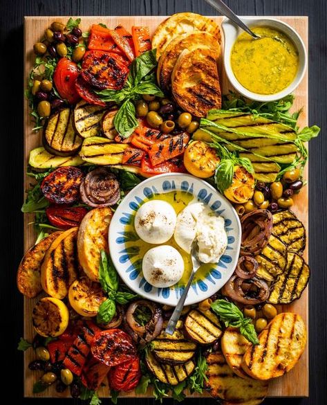 Grilled Veggie Platter, Roasted Veggie Charcuterie Board, Roasted Veggie Platter Ideas, Roasted Salad Vegetable, Grilled Vegetable Platter Display, Bbq Party Snacks, Bbq Platter Ideas, Veggie Grill Recipes, Vege Platter