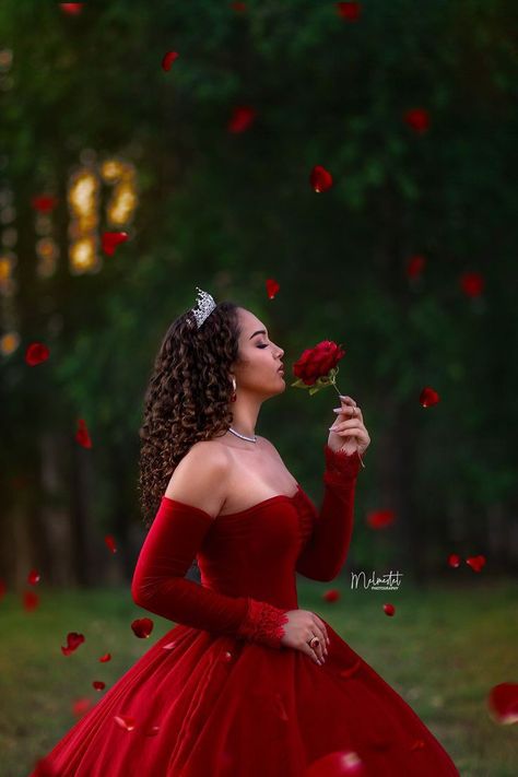 Red Quince Photoshoot Ideas, Quinceañera Photoshoot Ideas Short Dress, Red Quince Photoshoot, Quinceanera Photoshoot Ideas Butterfly, Quinceneara Photo Shoot, Quince Pics Ideas, Quinceañera Photoshoot Ideas With Family, Quinceañera Poses Ideas, Poses For Quinceanera Pictures