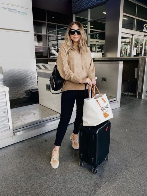 Plus Size Airport Outfit, Las Vegas Outfits Winter, Winter Airport, Airport Outfit Spring, Comfortable Airport Outfit, Airport Outfit Winter, Chic Airport Outfit, Cute Airport Outfit, Airport Chic