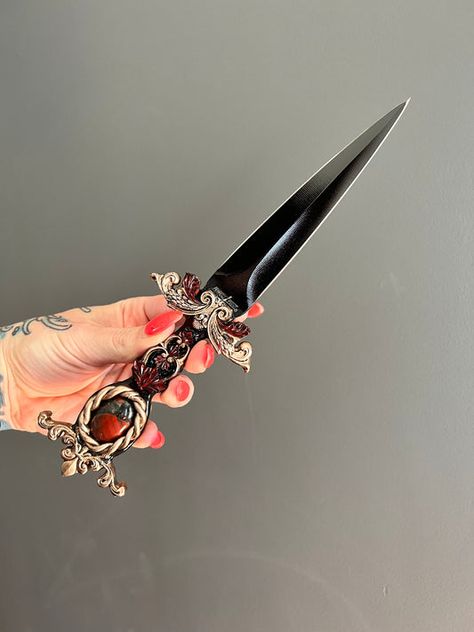 Pretty Knife Aesthetic, Pretty Knives Aesthetic, Fantasy Knife Art, Fantasy Knife Design, Fantasy Dagger Design, Cool Knife Designs, Fantasy Dagger Concept Art, Knifes And Swords, Fantasy Dagger Art