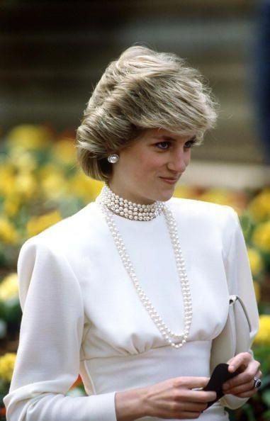 6/5/1986, Princess Diana faints at the expo '86 Exhibition in Vancouver, Canada Wearing Pearls, Prins William, Mode Prints, Princess Diana Fashion, Princess Diana Family, Princess Diana Photos, Princess Diana Pictures, Princes Diana, Diana Fashion