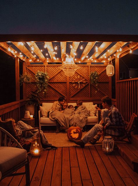 Dream Rooms, Cozy Pergola Ideas, Balcony Vibes, Balkon Decor, Balkon Design, Toy Art, Festival Lights, Balcony Decor, Backyard Decor