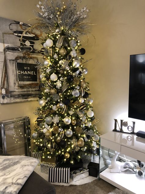 Bathroom Design Vintage, Christmas Tree Inspiration White, Christmas Tree Inspiration Modern, Black White And Gold Christmas, Rustic Bathroom Design, Black Christmas Decorations, Black Gold Christmas, Gold Christmas Tree Decorations, Modern Christmas Tree