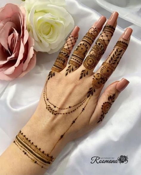 Mehandi Simple Aesthetic, Asthetic Mehendi Design For Eid, Unique Henna Front Hand, Net Design Mehendi, Mehndi Designs Asthethic Front Hand, Minilistic Mehndi Design, Mehndi For Eid Aesthetic, Dulhan Design Mehndi, Henna Design For Fingers