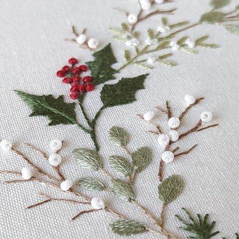 Holly Berry Embroidery, Christmas Floral Embroidery, Embroidered Christmas Wreath, Christmas Flower Embroidery, Easy Christmas Embroidery, Joy Embroidery, Chinoiserie Embroidery, Easy Embroidery Patterns, Embroidery Xmas