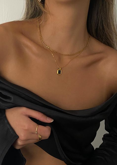 Anke Chain Necklace - Black Onyx Cute Layering Necklaces, Classy Jewelry Necklaces, Dainty Necklace Layering, Gold Black Jewelry, Cool Jewelry Necklaces, Layered Gold Necklaces Aesthetic, Dainty Necklace Stack, Black Dress Gold Jewelry, Classy Gold Necklace