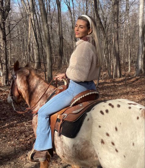 Horse Back Riding Outfits Fall, Horseback Riding Outfit Winter, Horseback Riding Outfit Casual, Winter Horse Riding Outfit, Cowgirl Style Outfits Winter, Horse Riding Outfit Western, Horse Riding Outfit Casual, Cowgirl Winter Outfits, Horseback Riding Aesthetic