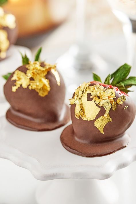 Chocolate covered strawberries with gold flakes. Cocktail Garnishes, Gold Food, Edible Gold Leaf, Geode Cake, Restaurant Order, Cocktail Garnish, Edible Gold, Holiday Candy, Cake Icing