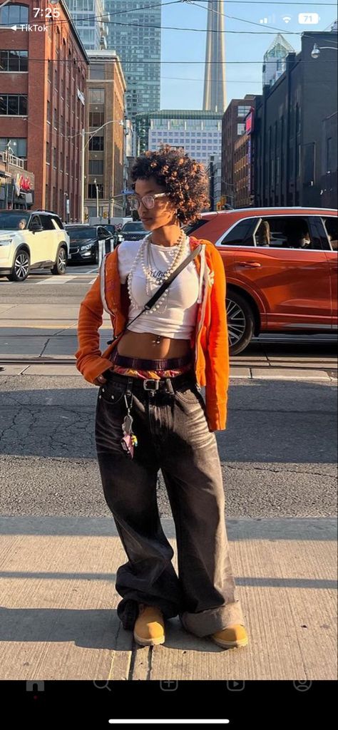 Bohemian Tomboy Style, Step Up Fashion, How To Style Street Wear, Chic Y2k Outfits, R&b Style Fashion, Y2k Outfits 2023, Brown Baggy Outfit, Mystic Style Fashion, Streetwear Fashion Poses