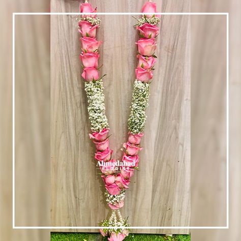 Pink Rose Garland Wedding Indian, Garland For Pink Saree, Rose Varmala Designs Indian Weddings, Pink Rose Varmala, Flower Varmala For Wedding, Flower Haar Mala For Wedding, Varmala Designs Flower Garlands, Varmala Indian Weddings Rose, Rose Garland Wedding Indian