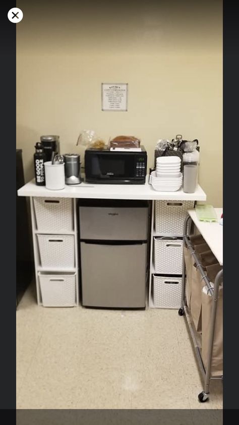 Dorm Room Microwave And Fridge, Bedroom Mini Kitchen, Dorm Living Area Ideas, Dorm Kitchen Ideas Apartments, Dorm Room Fridge Organization, Micro Fridge Cabinet, Tv Stand Dorm Room, Dorm Room Kitchenette Ideas, Mini Fridge Shelf Dorm Room