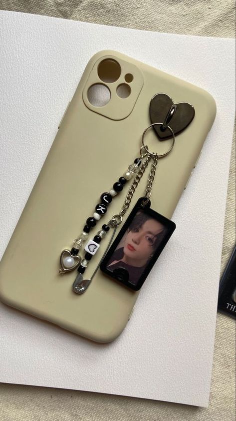 How To Make Phone Case Charms, Phone Case With Keychain, Aesthetic Phone Keychain, Kpop Keychain Diy, Keychain On Phone, Phone Bracelet Diy, Phone Keychain Diy, Kpop Phone Charms, Kpop Keychain Aesthetic