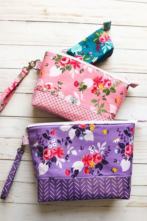 What could be more fun than sewing your own set of travel accessories with these tutorials from Ameroonie Designs? Zipper pouches, curling iron case and a laundry bag coordinate to make travel simple and stylish! #travel #handmade #sewingtutorial #zipperpouch #diy #makeuppouch Unicorn Sewing, Toy Unicorn, Travel Laundry Bag, Pouch Sewing, Pouch Tutorial, Zipper Pouches, Sewing Purses, Toiletry Pouch, Small Sewing Projects