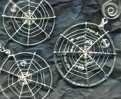 WireWorkers Guild: "SPIDER WEB" PENDANT TUTORIAL free tutorial Diy Spider Web, Diy Spider, Wig Jig, Wire Spider, Linda Jones, Wire Jewelery, Beaded Spiders, Wire Wrapped Jewelry Diy, Create And Craft Tv