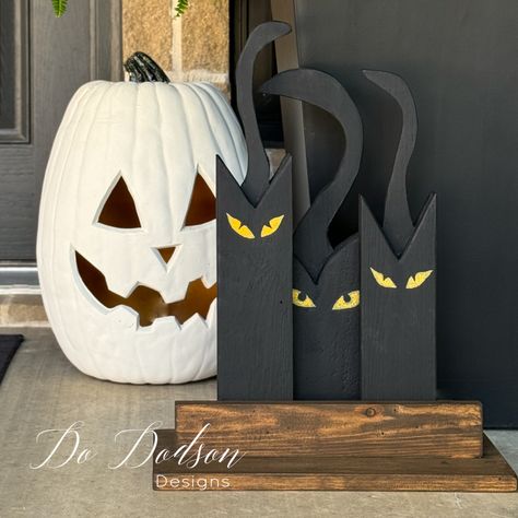 Halloween Decor Wood Diy, Haloween Decoracion Diy Wood, Halloween Shutters Diy, Halloween Wood Diy Projects, Diy Wooden Halloween Decor, Skid Projects Crafts, Pallet Fall Decorations, Diy Wooden Ghosts Outdoor, Fall Wood Decorations