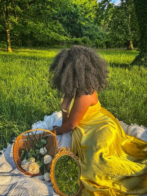 What to Bring to a Bridgerton-Inspired Picnic? Black femininity and style Black Woman Picnic, Cottagecore Aesthetic Black Women, Black Woman Cottagecore, Cottagecore Black Women, Earthy Photoshoot Black Women, Garden Photoshoot Aesthetic, Feminine Black Women, House Photoshoot, Picnic Shoot