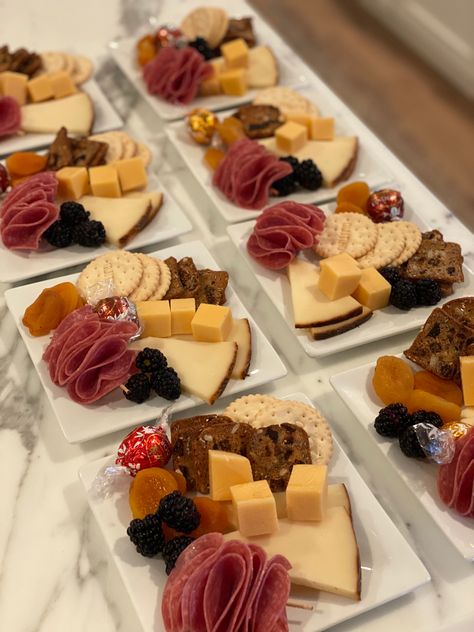 Self Serve Charcuterie, Charcuterie Plates For One, Charcuterie Small Bites, Charcuterie Serving Size, Small Charcuterie Plate Ideas, Mini Charcuterie Board Party, Charcuterie Board Ideas Mini, Mini Individual Charcuterie Board, Mini Charcuterie Plates