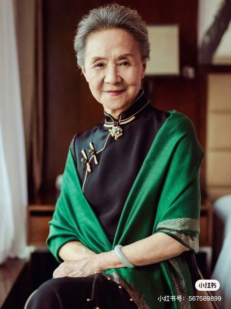 Minoru Old Japanese Woman, Blonde Hair Dark Eyes, Reading Aesthetics, Middle Aged Women Hairstyles, Chinese Traditional Dress, Old Portraits, 인물 사진, Chinese Actress, Japanese Women