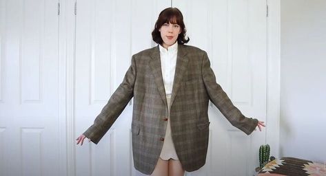 Love a good thrift flip? Follow my tutorial and check out how I completely transformed a men’s blazer into a gorgeous women’s oversized blazer. Mens Blazer On Women, Blazer Too Big Hack, How To Tailor A Blazer, Upcycle Blazer Ideas, Scully Hair, Blazer Refashion, Thrift Store Tips, Thrift Flip Clothes, Paper Letters