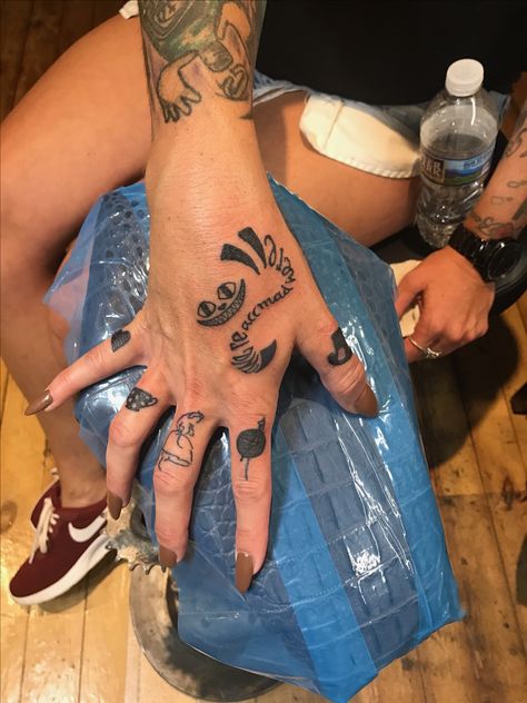 Cheshire Cat Tattoo Small Simple, Chester The Cat Tattoos, Chester Cat Alice In Wonderland Tattoo, Cheshire Cat Hand Tattoo, Alice In Wonderland Finger Tattoo, Chesire Cat Tattoos Simple, Hand Cat Tattoo, Alice In Wonderland Hand Tattoo, Cheshire Cat Tattoos