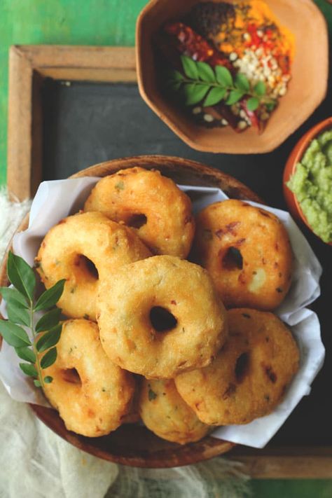 South Indian Medu Vada Sambar Medu Vada Recipe, Sambhar Recipe, Medu Vada, Delicious Food Image, South Indian Snacks, South Indian Breakfast Recipes, Sambar Recipe, Vada Recipe, Idli Recipe