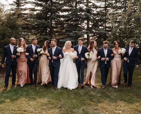 Bridal party goals 😍 | Instagram Bridal Party Of 5, Uneven Bridal Party Photos, Uneven Wedding Party, Uneven Bridal Party, Bridal Party Photos, Wedding Party Photos, Photos Inspo, Large Weddings, Wedding Vibes