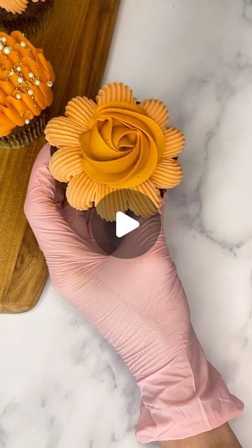 35 likes, 18 comments - sweetsistersbake on September 9, 2024: "Pipe this orangey/fall cupcake set with me 🧡 3 tips needed- tip 4B, tip 104, tip 1M - love the way the gold pearls make the orange pop! . . . #piping #pipingbuttercream #pipingtips #pipingcupcakes #pipingskills #buttercream #buttercreamcupcakes #fall #fallcupcakes #orange #bake #falltreats #sprinkles #cupcakes #cupcakedecorating". Pumpkin Cupcakes Design, Simple Thanksgiving Cupcakes, Thanksgiving Cupcakes Decoration Easy, Thanksgiving Decorated Cupcakes, Orange Cupcakes Decoration, Thanksgiving Cupcakes Ideas, Fall Wedding Cupcakes Ideas, Fall Decorated Cupcakes, Thanksgiving Cupcakes Decoration