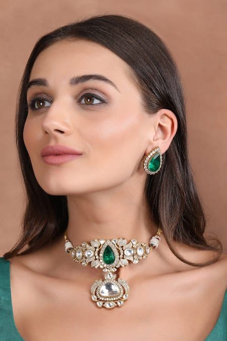 Buy Green Kundan Embellished Pendant Choker Set by Auraa Trends Online at Aza Fashions. Neck Pieces Jewelry, Silver Jewelry Accessories, Pearl Necklace Designs, Pendant Choker, Diamond Choker, Choker Set, Silver Jewelry Fashion, Minimal Jewelry, Uncut Diamond