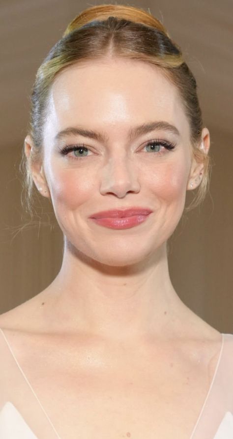 Natural Makeup Celebrities, Red Lip For Fair Skin, Embracing Pale Skin, Natural Pale Makeup, Fair Skin Natural Makeup, Natural Wedding Makeup For Pale Skin, Pale Actresses, Fair Skin Makeup Blonde, Glowy Wedding Makeup Green Eyes