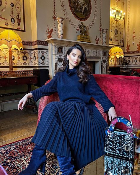 Anna Bey Outfit, Old Money Airport Outfit, Navy Outfits For Women, Navy Outfit Ideas, Blue Pleated Skirt Outfit, Navy Skirt Outfit, Navy Blue Dress Outfit, Blue Outfit Winter, Blue Skirt Outfits