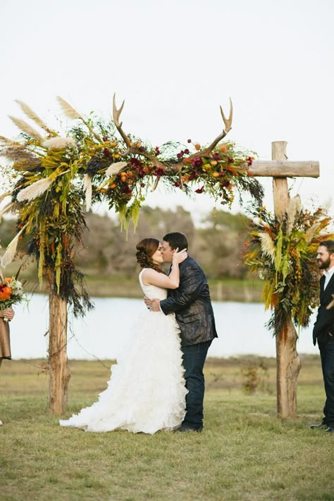 Outdoor Wedding Altars, Diy Wedding Arbor, Wedding Arbor Rustic, Fall Wedding Arches, Deer Wedding, Wedding Arbors, Antler Wedding, Wedding Alters, Wedding Arch Rustic