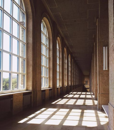 Этот свет 😍 . . . #munich #germany #museum #altepinakothek #gallery #light #windows #shadows #contrast #perspective #summer #trip #travel… Aesthetic Perspective Photography, One Point Perspective Drawing Reference, Interior Design One Point Perspective, Houses In Perspective, Perspective Study Reference, Room Perspective Reference Photo, One Point Perspective Pictures, One Point Perspective Room Photography, Perspective Drawing Reference Photos Buildings