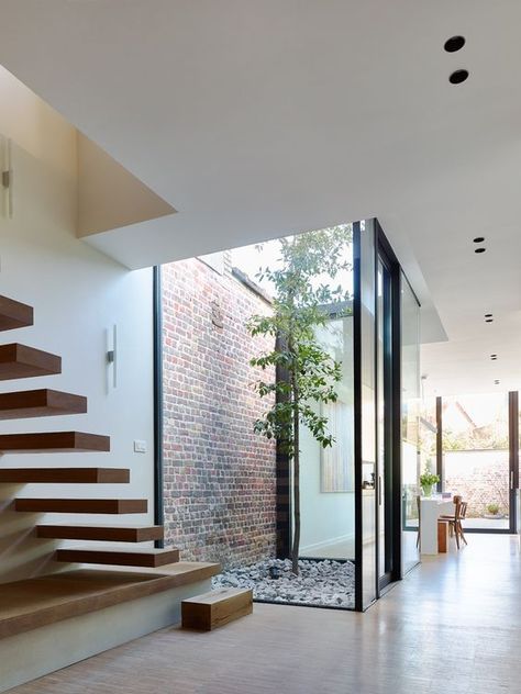 Interior Garden, Small Courtyard Gardens, Courtyard Gardens Design, Small Courtyards, Patio Interior, Hus Inspiration, Design Exterior, Stairs Design, 인테리어 디자인