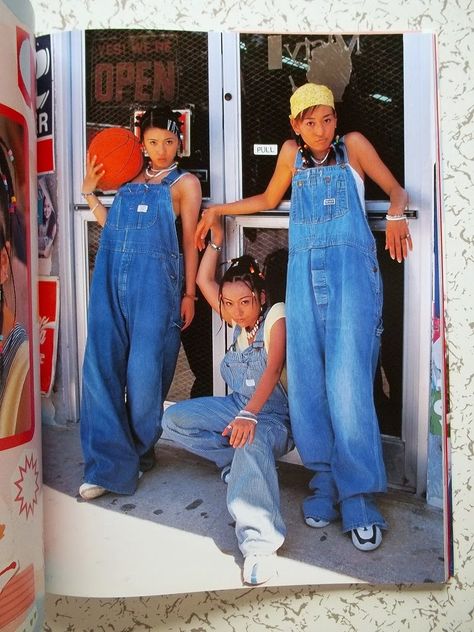 3 Japanese Girls in Overalls Oversized Denim Overalls, Oversized Overalls Outfit 90s, Overalls Outfit Y2k, Oversized Overalls Outfit, Fall Old Money Outfits, Overalls Outfit 90s, Throwback Outfits 90s, 90s Overalls Outfit, 1990s Street Style