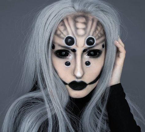 Halloween Spider Makeup, Spider Face Painting, Black Contacts, Cat Face Makeup, Spider Halloween Costume, Black Sclera, Spider Makeup, Spider Face, Makeup For Halloween