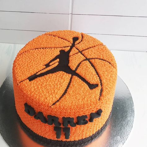 #basketball #airjordan #birthday #birthdaycake #cake #cakes #eeeats #f52grams #onthetable #baked #buttercream #foodporn #foodgasm… Bolo Do Barcelona, Basketball Birthday Cake, Birthday Cake For Boyfriend, Cake Design For Men, Cake For Boyfriend, Basketball Cake, Basketball Birthday Parties, Ball Cake, Sport Cakes