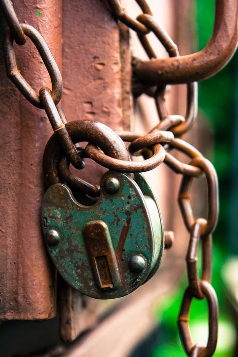 #Lock and #chains Rusty Chain, Ideas Terraza, Rust Never Sleeps, Rust In Peace, Under Lock And Key, Old Keys, Peeling Paint, Rusty Metal, Locks & Key