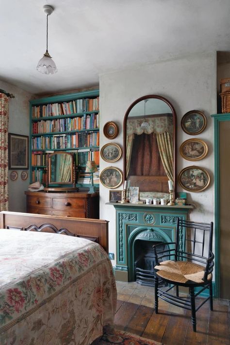 Arts And Crafts Interior Design Bedroom, Victorian Bedroom Layout, Bedroom Inspirations Victorian, Victorian Bedroom Inspirations, 1930s Cottage Interior, How To Decorate A Victorian House, Bohemian Victorian, Victorian House Bedroom Interiors, Victorian Cottage Aesthetic