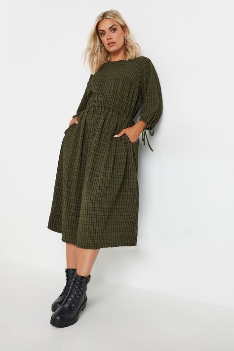 Introduce new and trending textures to your dress collection. Made from a comfortable woven fabric, this check print dress features a crinkle texture, back keyhole detail, 3/4 length sleeves and an elasticated waist for a figure-flattering look. Style with boots for an elevated everyday look you'll be wearing on repeat.  A must-have this season! Plus Size Work Dress, Trending Textures, Plus Size Autumn Dresses, Check Print Dress, 2024 Lookbook, Outfit Curvy, Sukienki Plus Size, Dark Autumn, Dresses Casual Winter