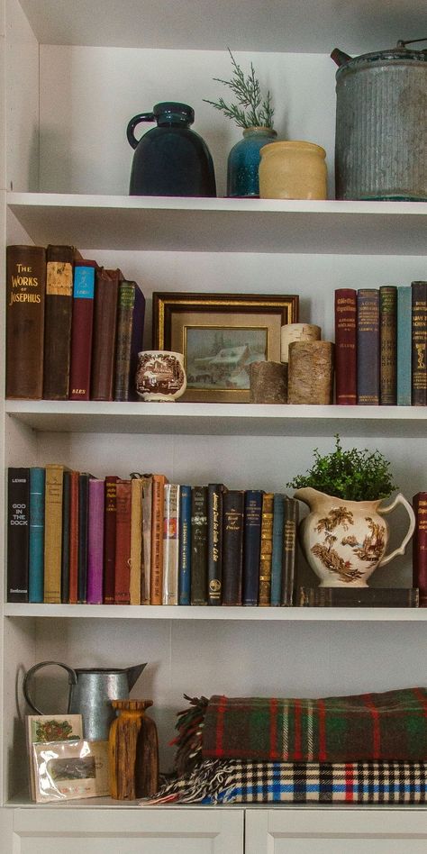 Cottage Bookshelf Decor, Bedroom Bookshelves Decor, Aesthetic Bookshelves Vintage, How To Style A Vintage Bookshelf, Old Bookshelves Aesthetic, Cottagecore Bookshelf Aesthetic, Style Bookshelf With Books, English Cottage Bookcase, English Country Bookshelves