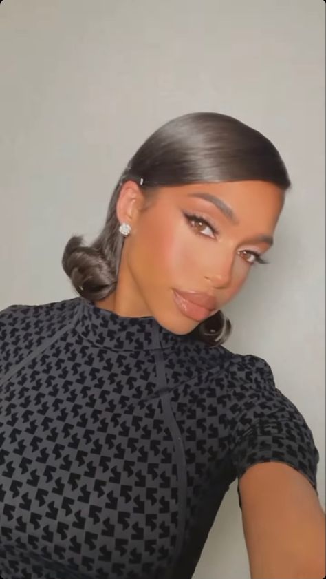 Flip Bob Hairstyle Black Women, Flipped Up Ponytail, Short Flipped Out Bob, Medium Hairstyle Black Women, Straight Bob Hairstyles For Black Women, Bob With Ponytail, Great Gatsby Hairstyles For Black Women, Flips Hairstyle Black Women, 90 Hairstyles 90s Hair Short