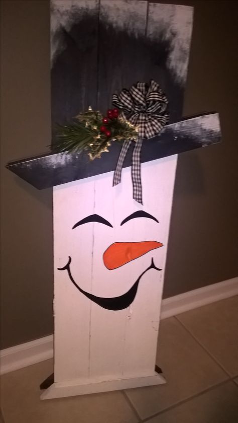 Pallet Wood Signs Ideas, Snowman Wood Crafts, Reversible Scarecrow And Snowman Diy, Snowmen Out Of Pallet Wood, Pallet Scarecrow Snowman, Snowman Made From Pallet Wood, Wood Plank Snowman, Snowman Crafts Diy, Wooden Christmas Decorations